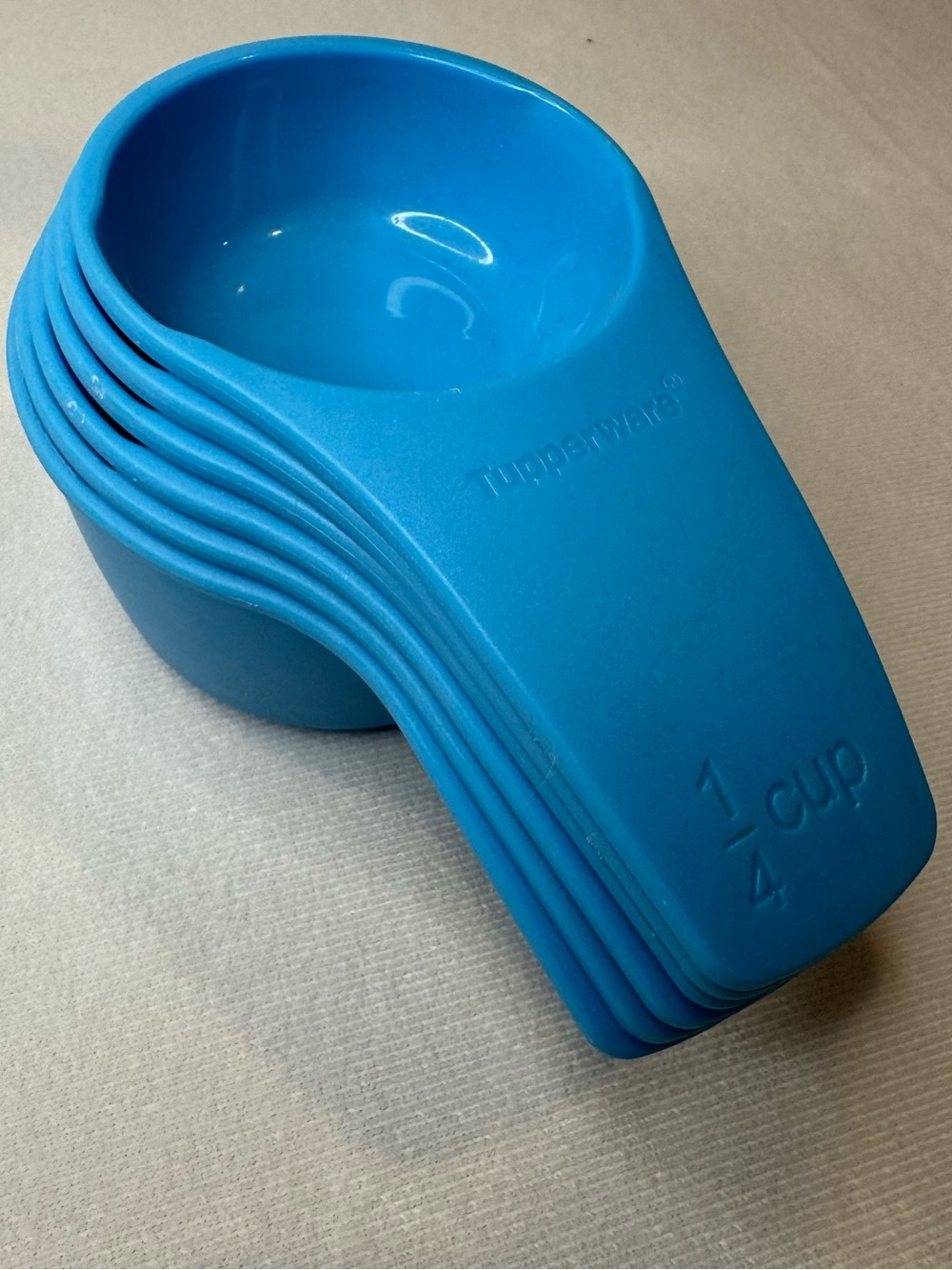 Set of 6 TUPPERWARE " BLUE " Measuring Cups Curved Handles